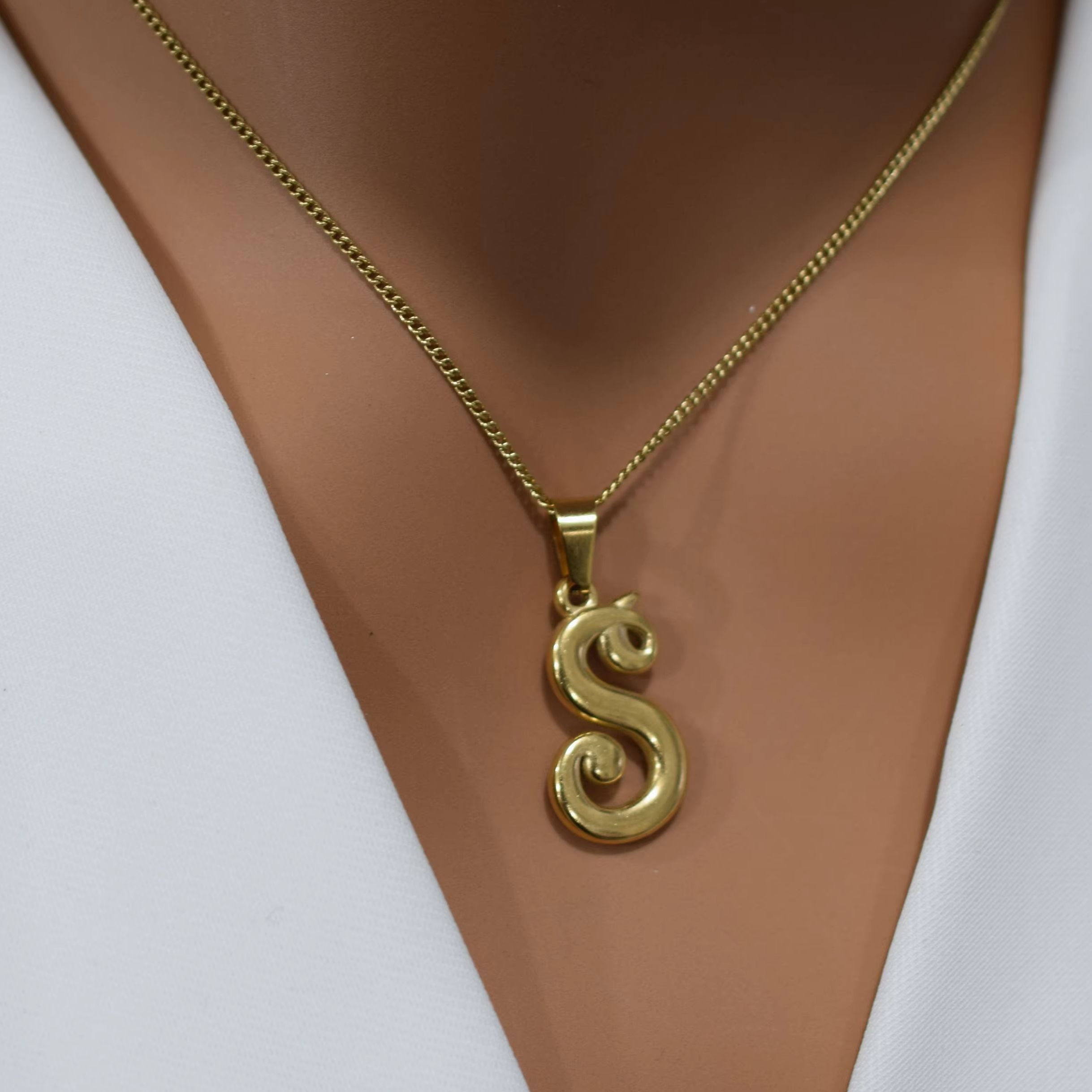 Złoty naszyjnik ze stali nierd – Initial Letter Necklace 18K Gold recenzja i cena