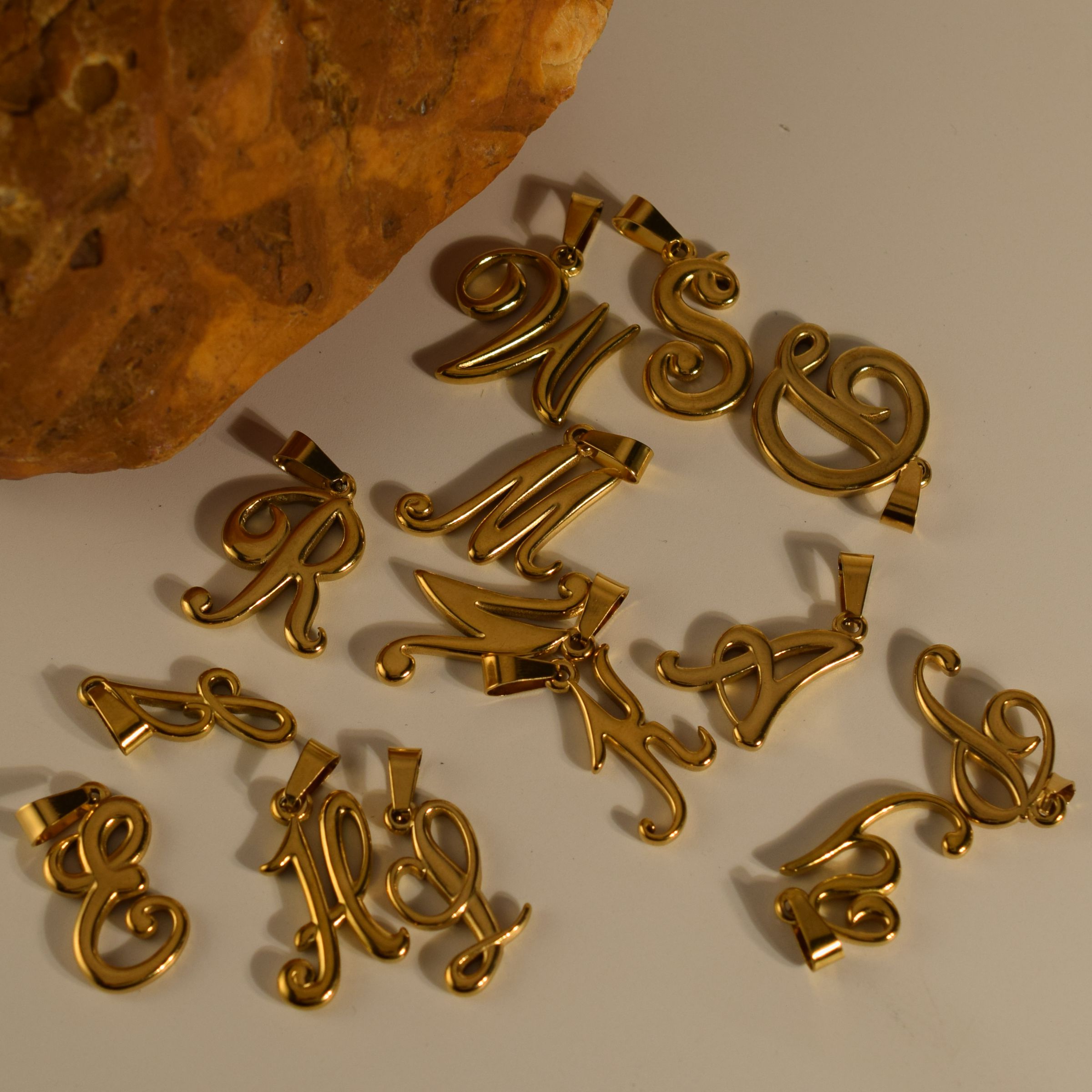Złoty naszyjnik ze stali nierd – Initial Letter Necklace 18K Gold recenzja i cena